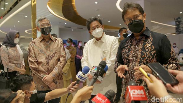 Menteri kesehatan Budi Gunadi Sadikin didampingi direktur utama Bank Mega Kastaman Thayib bersama wakil walikota Depok Imam Budi Hartono meninjau vaksinasi massal yang di gelar di Trans Studio Mall Cibubur, Jawa Barat, Senin (28/6/2021).