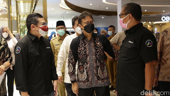 Menkes Tinjau Vaksinasi Massal Di Trans Studio Cibubur Menteri kesehatan Budi Gunadi Sadikin didampingi direktur utama Bank Mega Kastaman Thayib bersama wakil walikota Depok Imam Budi Hartono meninjau vaksinasi massal yang di gelar di Trans Studio Mall Cibubur, Jawa Barat, Senin (28/6/2021).