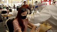 Antusiasme warga untuk mendapatkan vaksin COVID-19 di Trans Studio Mall Cibubur, Depok, Jawa Barat, terpantau sangat tinggi. Seperti ini salah satunya. Antrean sudah terlihat sejak pukul 07.00 WIB, yang didominasi oleh usia muda.