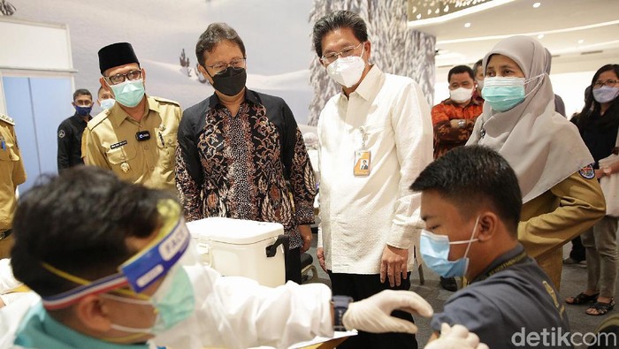 Menkes Tinjau Vaksinasi Massal Di Trans Studio Cibubur Menteri kesehatan Budi Gunadi Sadikin didampingi direktur utama Bank Mega Kastaman Thayib bersama wakil walikota Depok Imam Budi Hartono meninjau vaksinasi massal yang di gelar di Trans Studio Mall Cibubur, Jawa Barat, Senin (28/6/2021).