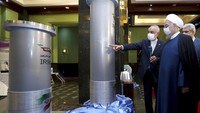 Presiden Hassan Rouhani saat meninjau pameran nuklir di Teheran, Iran (10/4/2021). Iranian Presidency Office via AP, File