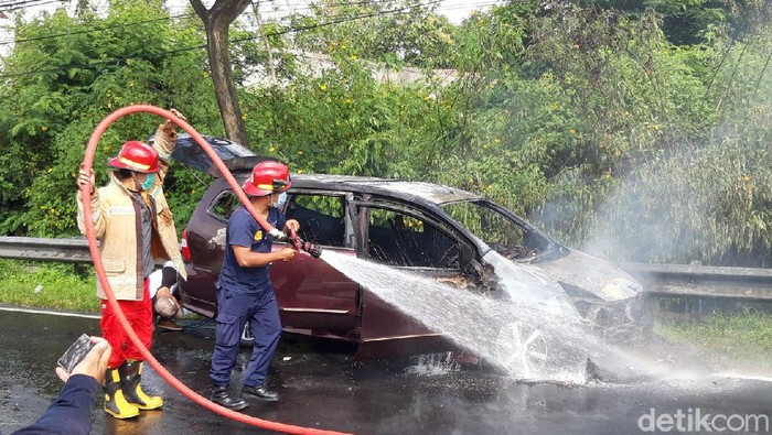 Mobil terbakar di Jalan Solo-Semarang, Boyolali, Senin (28/6/2021).