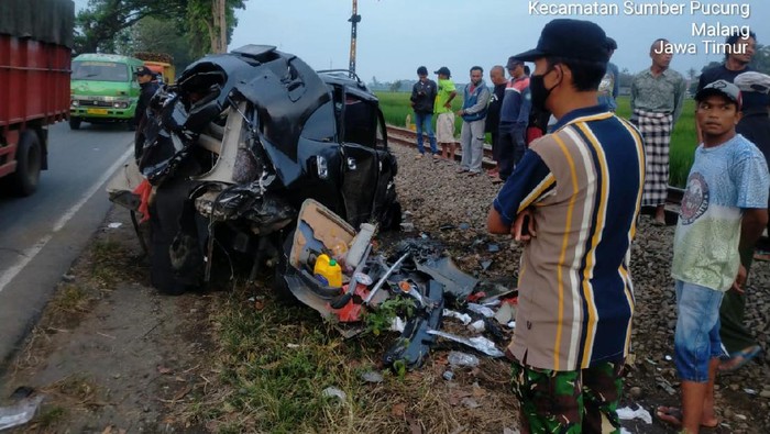 mobil tertabrak kereta api di malang