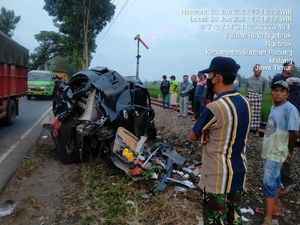Terobos Perlintasan Tanpa Palang Pintu, Sebuah MPV Ringsek Tertabrak Kereta Api