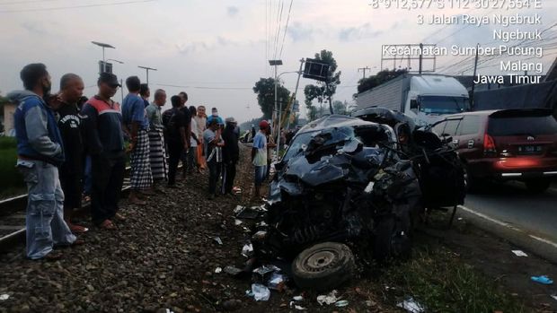 mobil tertabrak kereta api di malang