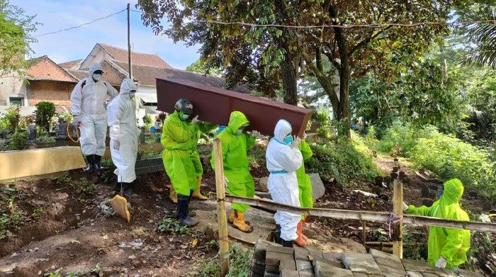 Lonjakan kasus COVID-19 terjadi di Kota Malang. Hari ini ada 17 pasien COVID-19 yang meninggal dunia, hingga tim pemulasaraan jenazah kelabakan.