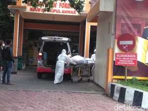 Suasana Antrean Jenazah Pasien COVID-19 di RSUD Purwakarta