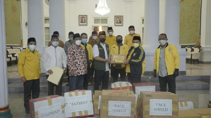 Pemberian Bantuan Golkar ke Pemkab Bangkalan
