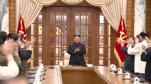 Pemimpin Korea Utara Kim Jong Un mengadakan pertemuan pertama tahun ini dengan pejabat tinggi partai di biro politik (politbiro). (tangkapan Layar Korean Central News Agency (KCNA) via Twitter)