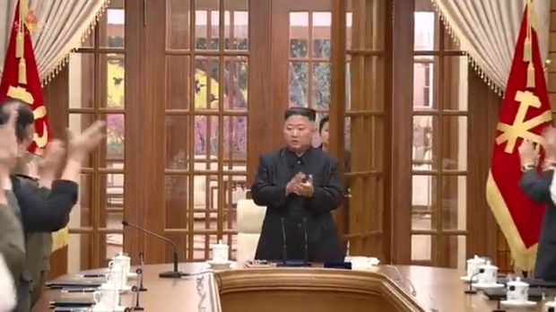 Pemimpin Korea Utara Kim Jong Un mengadakan pertemuan pertama tahun ini dengan pejabat tinggi partai di biro politik (politbiro). (tangkapan Layar Korean Central News Agency (KCNA) via Twitter)