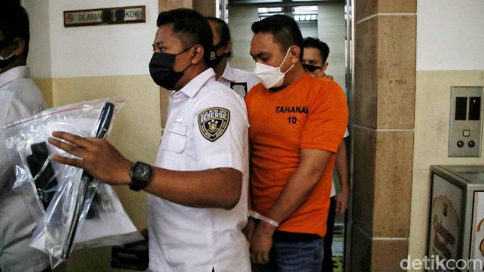 Penampakan Pengemudi Pajero yang Aniaya Sopir Truk di Jakut Pengemudi Pajero pelaku penganiayaan dan perusakan sopir truk di Jakarta Utara ditangkap polisi. Ia mengaku tersulut emosi saat melakukan aksinya tersebut.