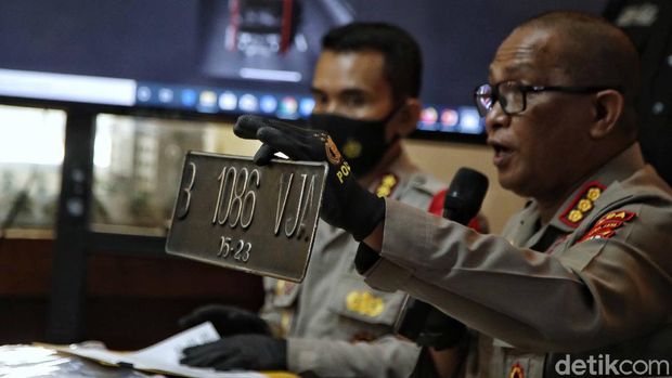 Pengemudi Pajero pelaku penganiayaan dan perusakan sopir truk di Jakarta Utara ditangkap polisi. Ia mengaku tersulut emosi saat melakukan aksinya tersebut.