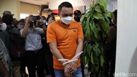 Polisi menangkap  pengemudi mobil Pajero berinisial OK alias OT yang menganiaya sopir dan merusak kaca truk kontainer di Jakarta Utara. Pria berusia 40 tahun itu pun ditahan polisi usai sebelumnya ditangkap di Bandara Soekarno-Hatta pada Senin (28/6) pagi. Wakapolres Jakut AKBP Nasriadi menyebut bahwa pengemudi Pajero ini bukan anggota TNI maupun Polri. Ia diketahui seorang pelaut. Pradita Utama/Detikcom.