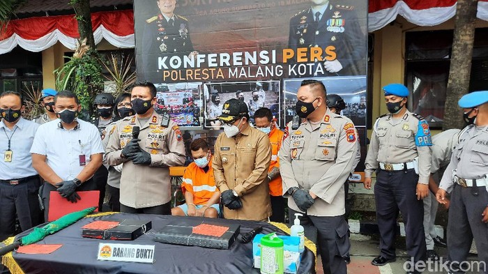 Bos klub malam di Kota Malang menjadi tersangka kasus penganiayaan terhadap seorang karyawan. Ia terancam hukuman 9 tahun penjara.