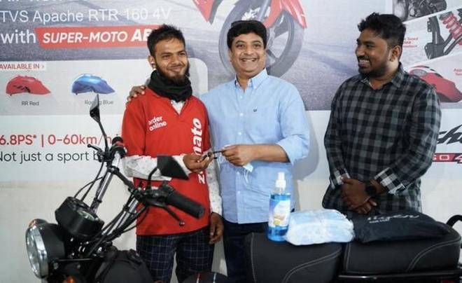 Semangat Antar Pesanan saat Hujan Deras, Pengantar Makanan Ini Dihadiahi Motor