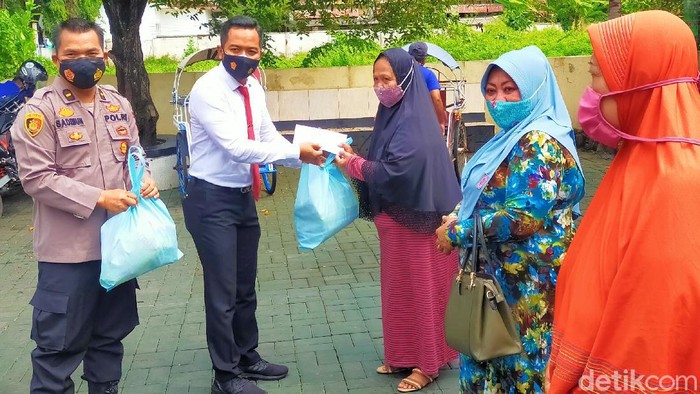 Polisi Banyuwangi membagikan paket sembako ke warga terdampak COVID-19. Paket sembako juga diberikan ke janda anggota Polri.