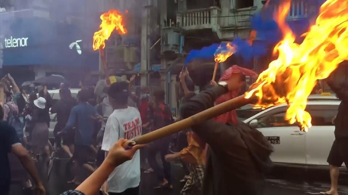 Aksi unjuk rasa kembali terjadi di Yangon, Myanmar. Aparat kepolisian pun menangkap beberapa pedemo.