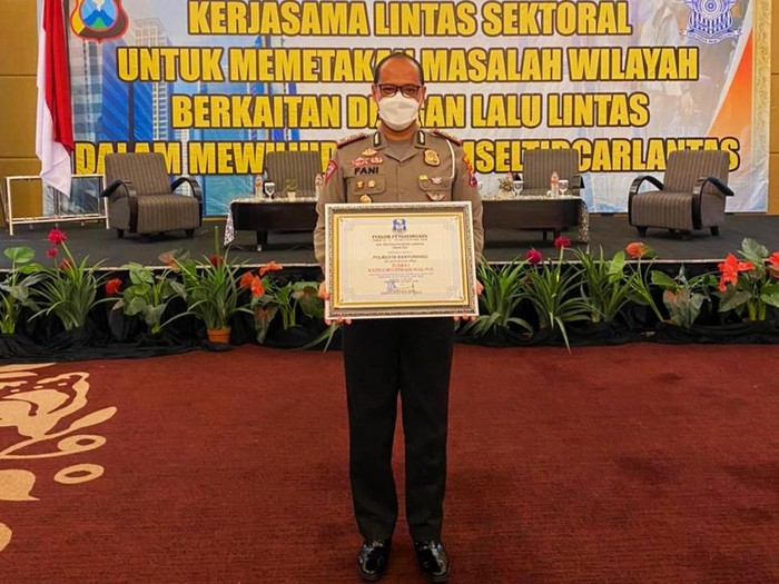 Polresta Banyuwangi juara operasional pos penyekatan mudik Lebaran 2021. Polisi Banyuwangi mendapat nilai terbaik dari Polres lainnya.