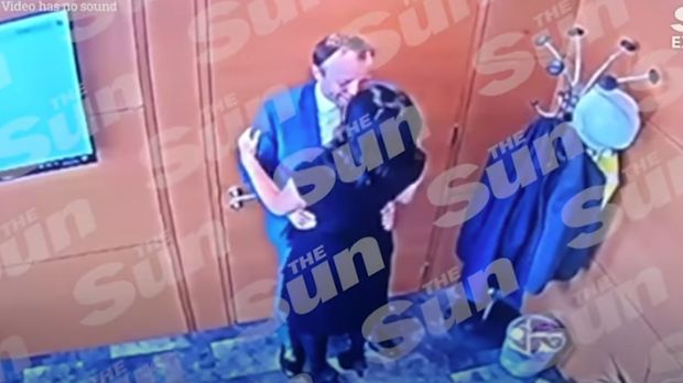 Potongan video, Menkes Matt Hancock berciuman dengan ajudan pribadinya. (Tangkapan Layar via Youtube The Sun)