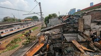Seperti diketahui, kebakaran terjadi di Kompleks PJKA Kemayoran, Jakarta Pusat, pada Senin (28/6) pagi. Sejumlah rumah semipermanen diketahui hangus terbakar akibat kejadian tersebut.