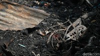 Kebakaran dilaporkan terjadi akibat adanya korsleting listrik dari exhaust fan salah satu rumah.
