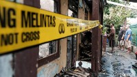 Garis polisi tampak terpasang di area lokasi kebakaran. 
