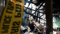 Usai kebakaran berhasil dipadamkan tak sedikit warga yang kembali ke rumah mereka untuk mengumpulkan sejumlah barang yang masih dapat diselamatkan.