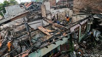 Penampakan sejumlah rumah warga yang hangus dilalap si jago merah di kawasan permukiman padat yang berada di area Kemayoran, Jakarta Pusat. 