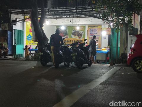 PPKM Mikro sudah diterapkan di Sidoarjo. Salah satu aturannya, segala aktivitas ekonomi hanya boleh beroperasi sampai pukul 22.00 WIB.