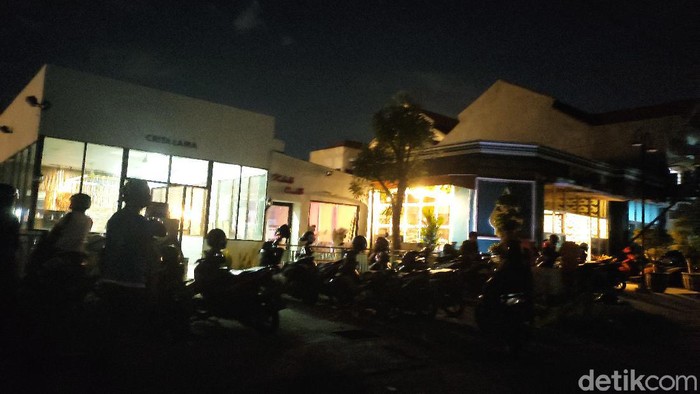 PPKM Mikro sudah diterapkan di Sidoarjo. Salah satu aturannya, segala aktivitas ekonomi hanya boleh beroperasi sampai pukul 22.00 WIB.