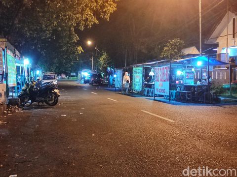PPKM Mikro sudah diterapkan di Sidoarjo. Salah satu aturannya, segala aktivitas ekonomi hanya boleh beroperasi sampai pukul 22.00 WIB.