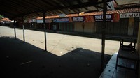 Suasana pertokoan yang tutup di Pasar Trayeman, Kabupaten Tegal, Jawa Tengah, Minggu (27/6/2021). ANTARA FOTO/Oky Lukmansyah