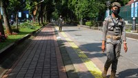 Pemerintah Kota Bogor memberlakukan penutupan jalur pedestrian Kebun Raya Bogor pada akhir pekan sebagai langkah pembatasan mobilitas warga untuk menekan angka kasus COVID-19. ANTARA FOTO/Arif Firmansyah