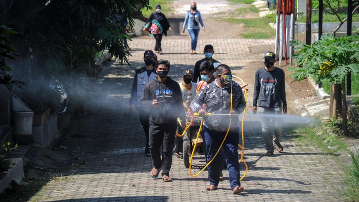 Kasus COVID-19 di Tanah Air mengalami peningkatan pascalebaran. Sejumlah daerah di Indonesia pun melakukan berbagai cara guna tekan laju penyebaran virus Corona