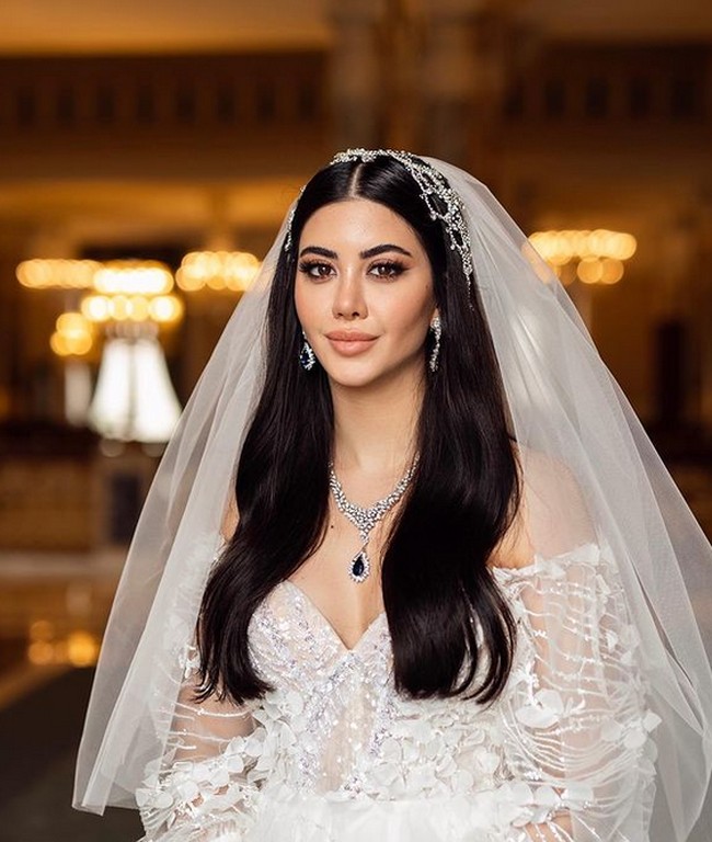 Inilah penampilan glamour wanita 25 tahun itu saat menikah. Rojin tampil cantik dengan gaun bervolume lengkap dengan veil. Foto: dok. Instagram/@rojintufann