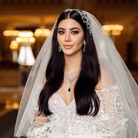 Inilah penampilan glamour wanita 25 tahun itu saat menikah. Rojin tampil cantik dengan gaun bervolume lengkap dengan veil. Foto: dok. Instagram/@rojintufann