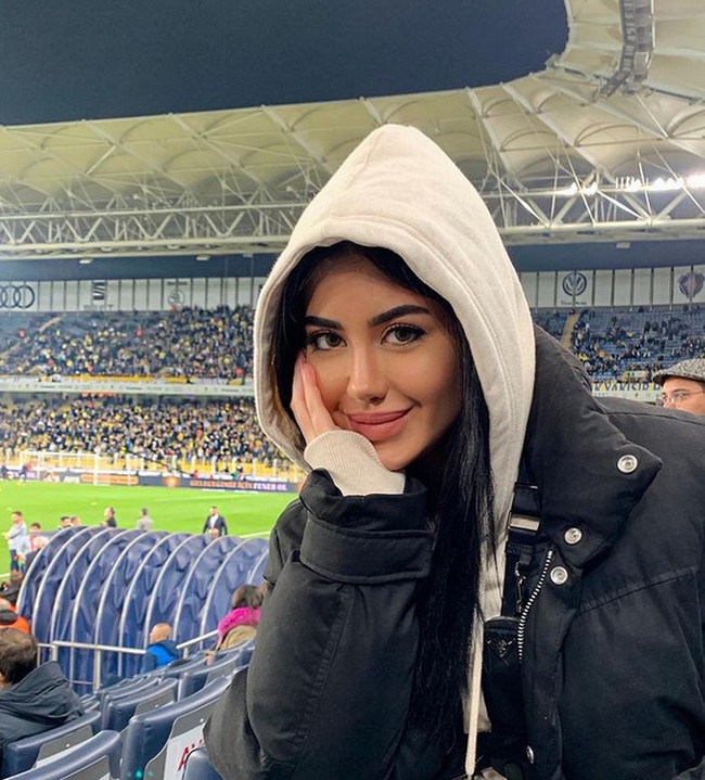 Penampilan Rojin yang menyemangati Ozan saat bermain di salah satu stadion terbesar di Turki. Foto: dok. Instagram/@rojintufann