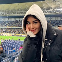 Penampilan Rojin yang menyemangati Ozan saat bermain di salah satu stadion terbesar di Turki. Foto: dok. Instagram/@rojintufann