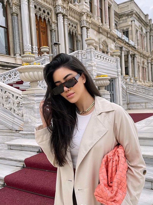 Wanita cantik ini pun dikenal dermawan. Rojin menarik perhatian karena sering memberikan bantuan ke anak-anak di desa-desa di Turki. Foto: dok. Instagram/@rojintufann