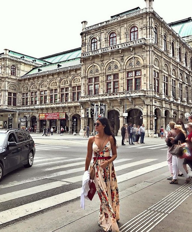 Penampilan seksi Rojin saat liburan ke Vienna. Foto: dok. Instagram/@rojintufann