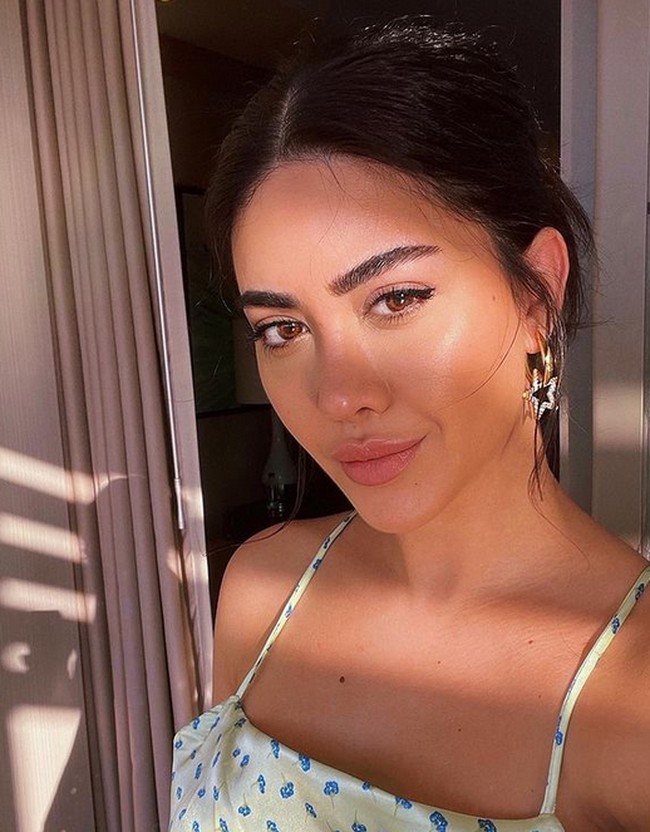 Wanita berambut panjang itu tak sekadar pandai berpose dan tampil glamour saja. Namun dia pun dikenal sebagai wanita cerdas. Foto: dok. Instagram/@rojintufann