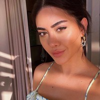 Wanita berambut panjang itu tak sekadar pandai berpose dan tampil glamour saja. Namun dia pun dikenal sebagai wanita cerdas. Foto: dok. Instagram/@rojintufann