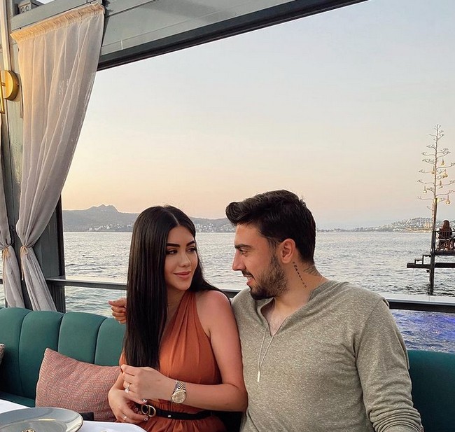 Perkenalkan Rojin Haspolat, istri pemain Euro 2020 asal Turki yang punya wajah cantik. Rojin merupakan istri dari pesepak bola Ozan Tufan. Foto: dok. Instagram/@rojintufann