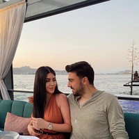 Perkenalkan Rojin Haspolat, istri pemain Euro 2020 asal Turki yang punya wajah cantik. Rojin merupakan istri dari pesepak bola Ozan Tufan. Foto: dok. Instagram/@rojintufann