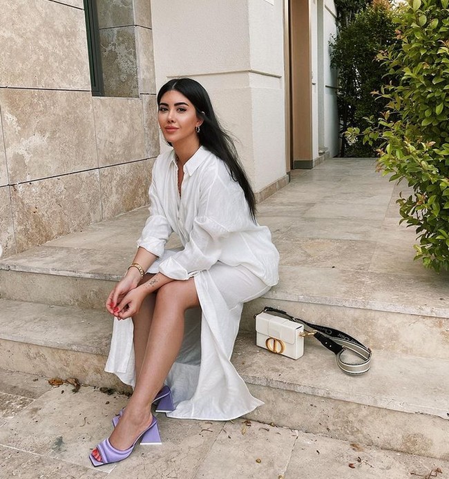 Inilah gaya liburan Rojin yang elegan dengan busana serba putih dan tas Dior. Foto: dok. Instagram/@rojintufann