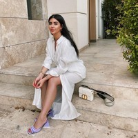 Inilah gaya liburan Rojin yang elegan dengan busana serba putih dan tas Dior. Foto: dok. Instagram/@rojintufann