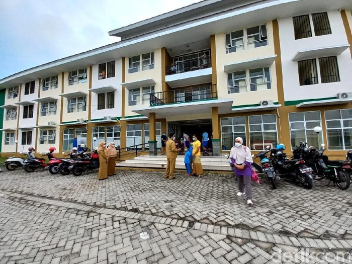 Lonjakan kasus COVID-19 juga terjadi di Kota Probolinggo. Kini, rumah karantina di rusunawa sudah penuh oleh pasien COVID-19.