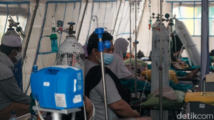 Sejumlah rumah sakit di Jakarta mulai fungsikan tenda darurat sebagai tempat penanganan pasien Corona. Salah satunya RSUD Kramat Jati di Jakarta Timur.