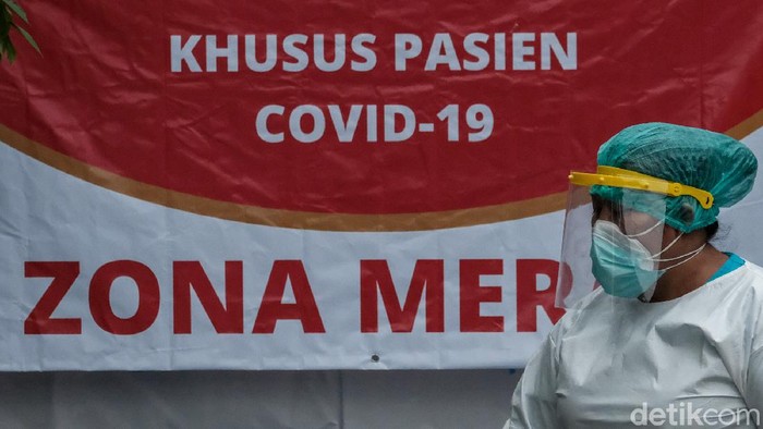 Rumah Sakit di Jakarta Siaga Tenda Darurat Imbas Corona Menggila Sejumlah rumah sakit di Jakarta mulai fungsikan tenda darurat sebagai tempat penanganan pasien Corona. Salah satunya RSUD Kramat Jati di Jakarta Timur.