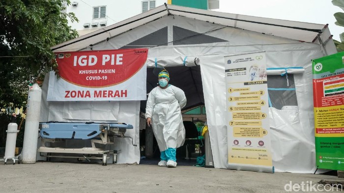 Sejumlah rumah sakit di Jakarta mulai fungsikan tenda darurat sebagai tempat penanganan pasien Corona. Salah satunya RSUD Kramat Jati di Jakarta Timur.